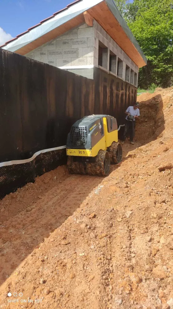 Travaux terrassement près de Pinas