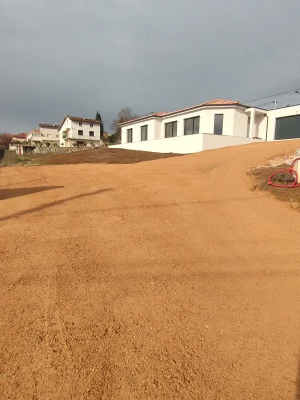 Terrassement terrain près de Pinas